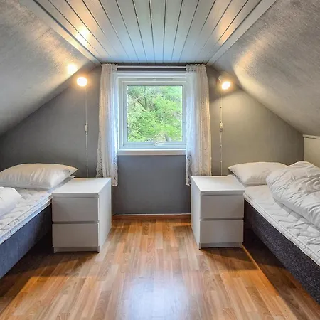 4 Bedroom Cozy In Bokn *